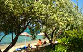 Nur der feine Sandstrand trennt den Club Orient von der türkischen Ägäis. - Foto: Ingo Wandmacher